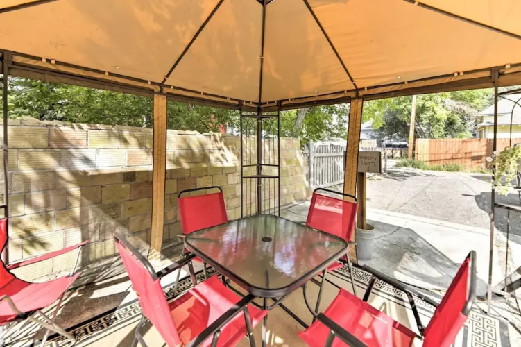 Charming Historic Condo - Walk to Downtown & UW