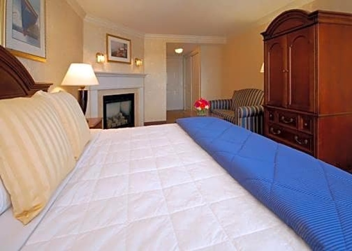 Deluxe Double room with balcony and with partial ocean view