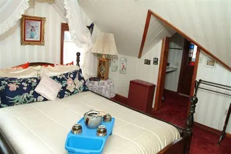 Gelinas Manor Victorian Bed & Breakfast
