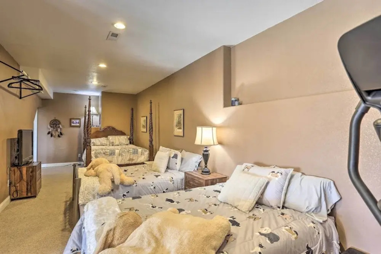 Black Hawk Lower-level Unit With Game Area!