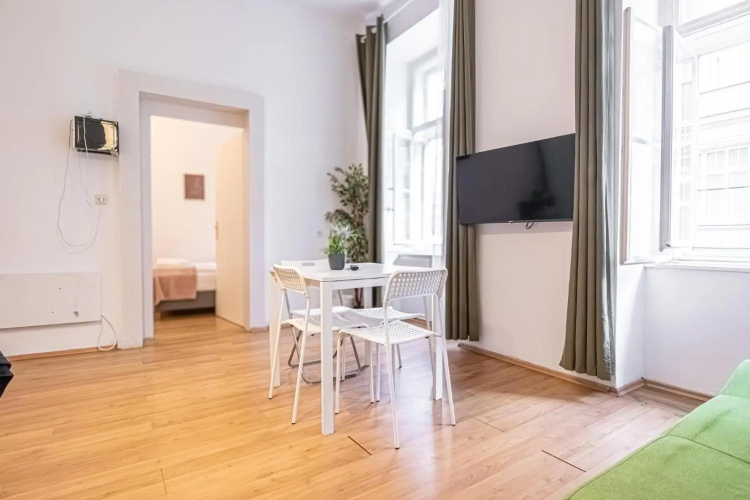 Comfortable 2BR Apt. Central and Well Connected
