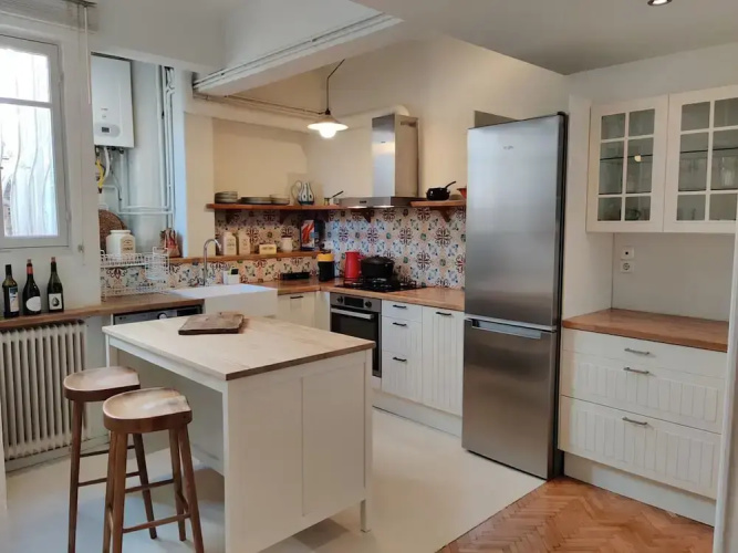 Stylish 1BR Apt With Retro Kitchen View Balcony
