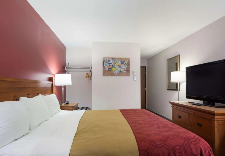 Econo Lodge Inn & Suites Escanaba North
