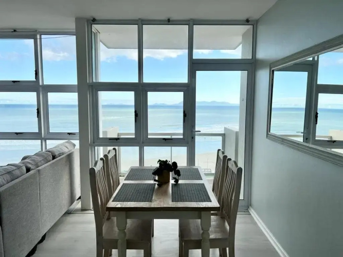 Beachfront apartment with endless views!