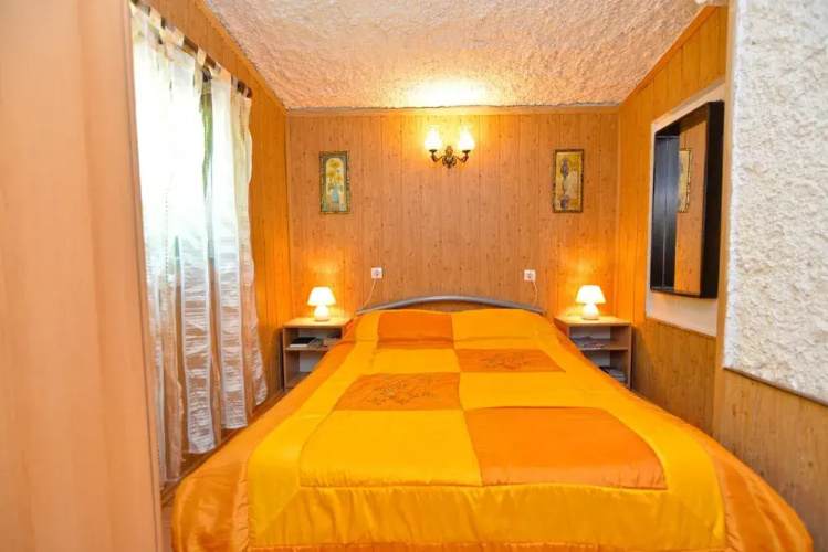 Apartment 498