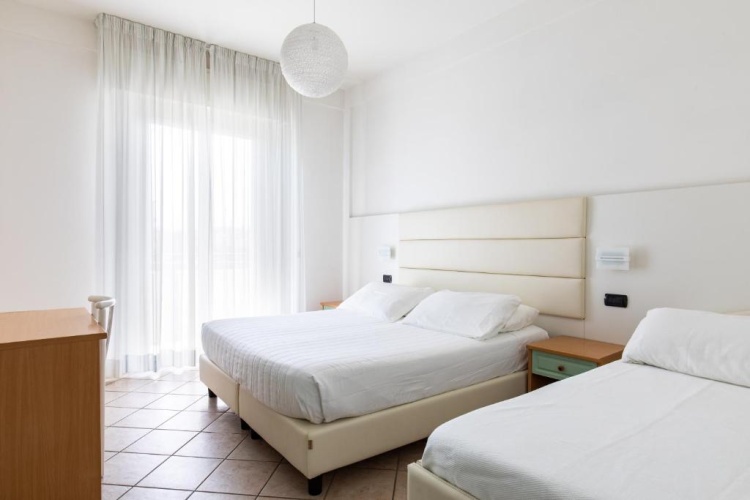 Standard Triple room with partial sea view