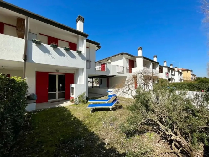 Terraced House With Garden and Pool