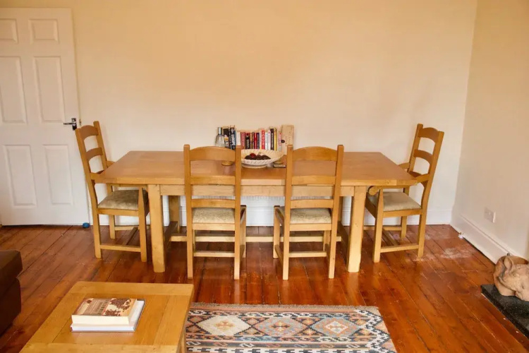2 Bedroom Flat With Parking In Edinburgh