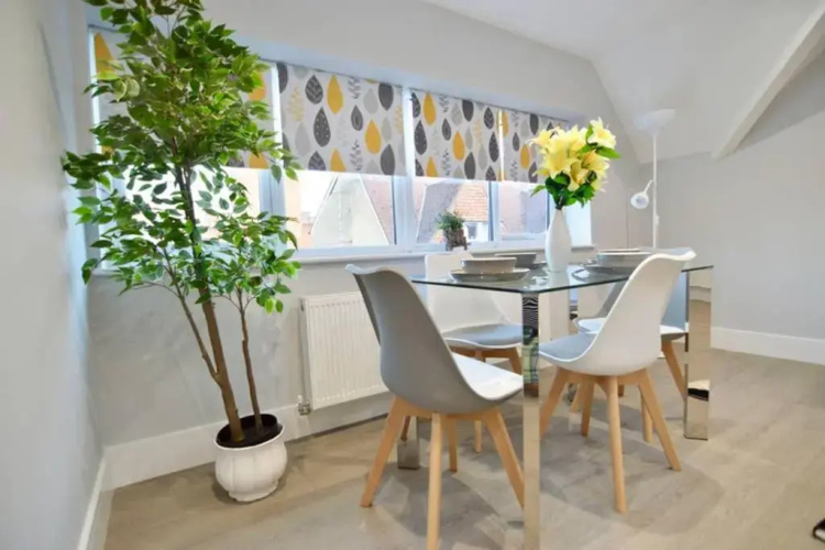 Morden Central Self Contained Flat By CozyNest
