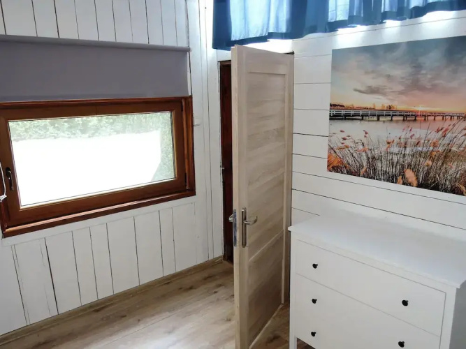 Cottage Overlooking the Lake, Insko