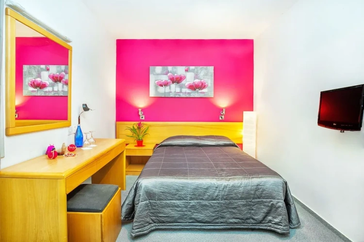 Economy room