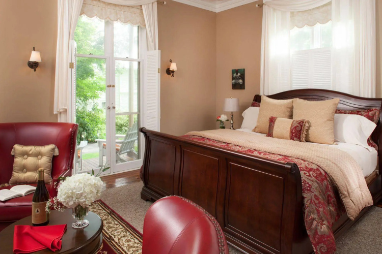Landmark Inn