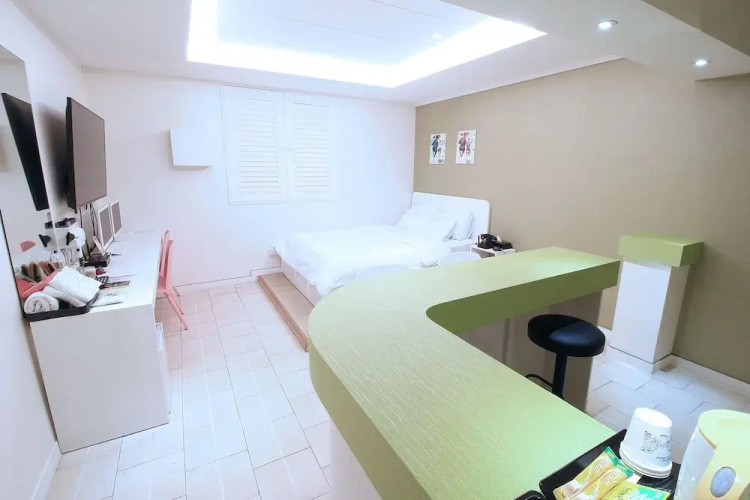 Hotel S