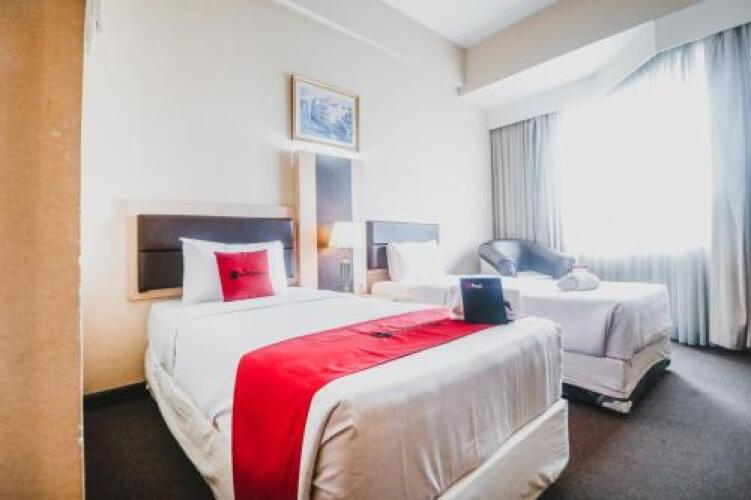 RedDoorz Premium @ Losari AreaOver view