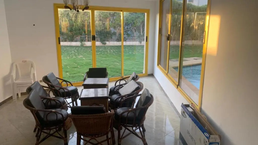 Cheerful 6 bedroom villa with pool.