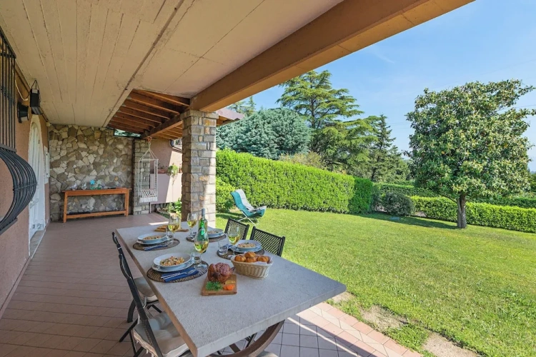 Apartment with garden view