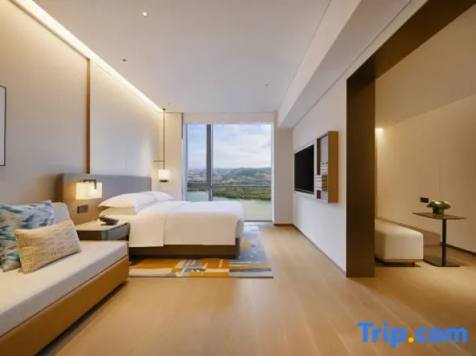 1 Bedroom Double Suite with lake view