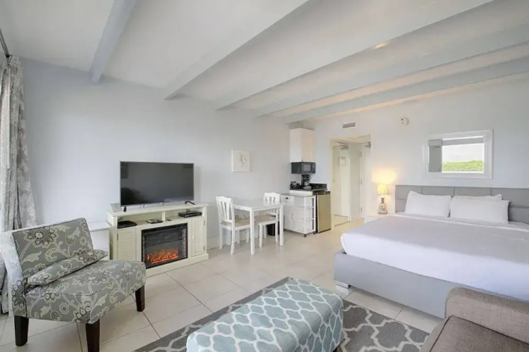 209 Little Harbor Inn