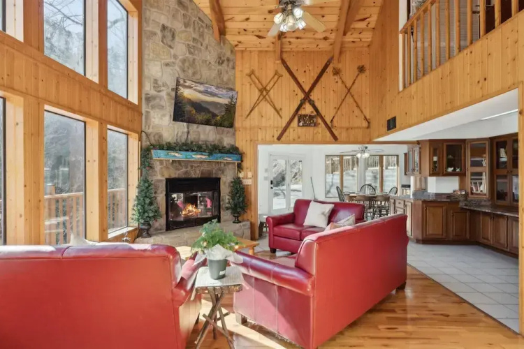 Very Secluded Breathtaking Riverfront Game Room