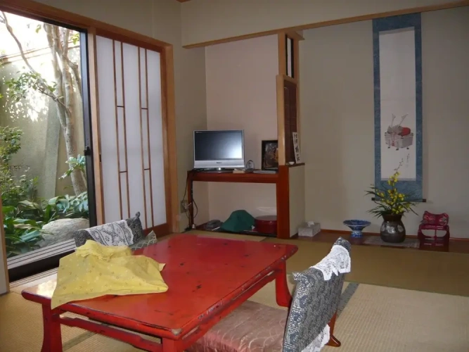 Standard Twin Basement room with garden view