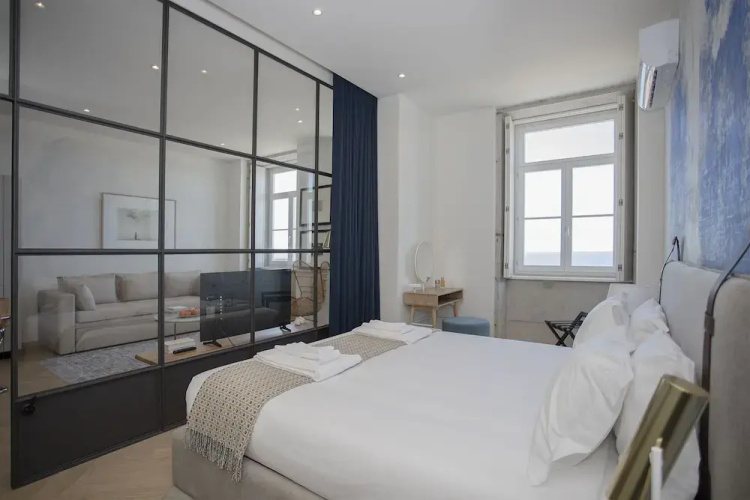 Liiiving -Luxury Beachfront Apartment IV