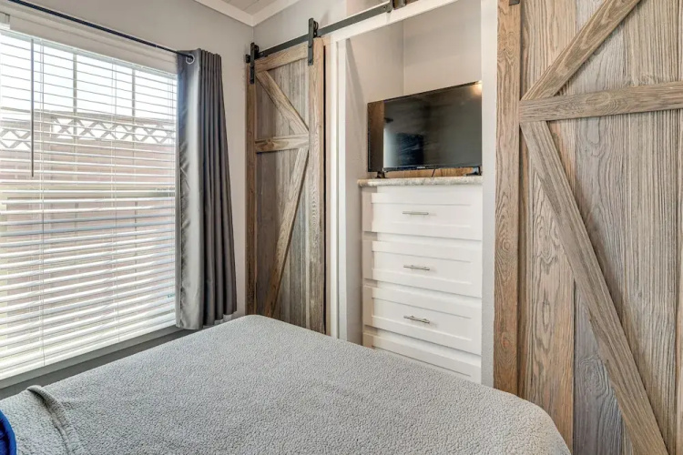 Austin Tiny Home: Fireplace, Shared Pool & Hot Tub
