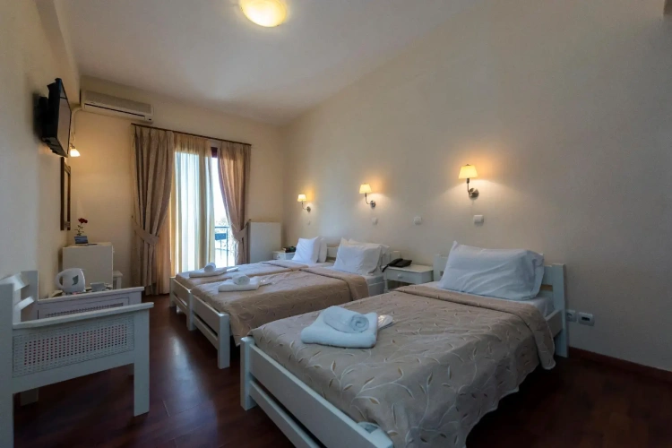 Standard Triple room with sea view