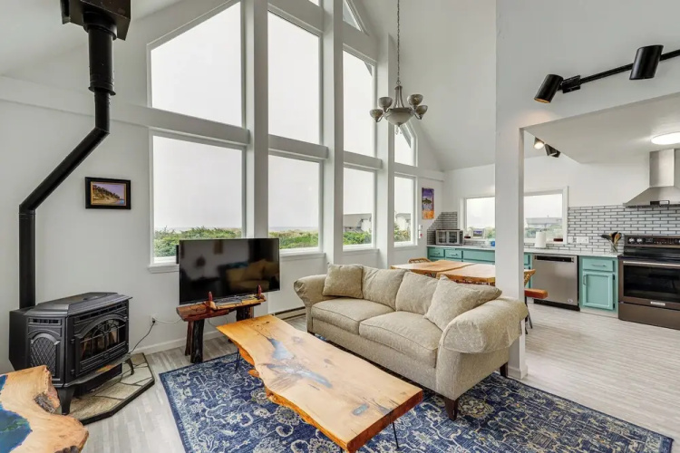 Deck + Walk to Beach: Southern Oregon Coast Home!