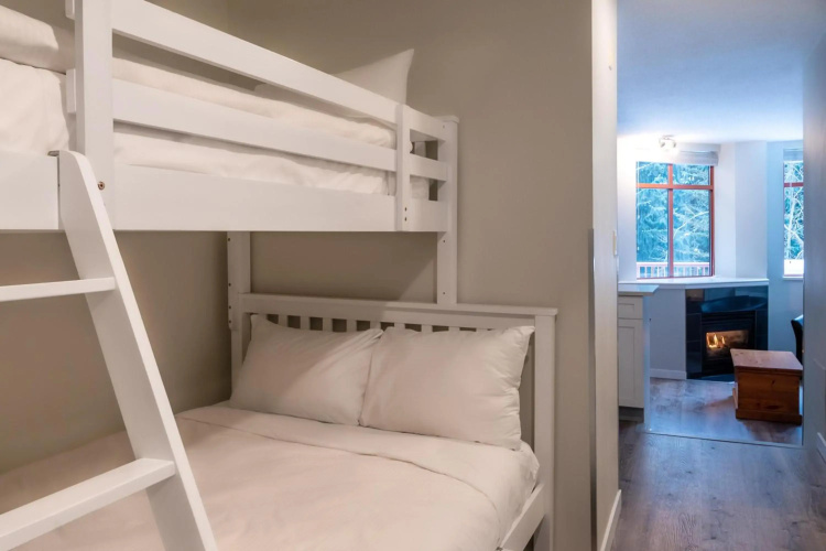 Alpenglow Lodge Family Studio with Murphy Bed by MVA