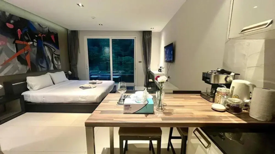 Emerald 521 - Studio With Balcony and Shared Pool