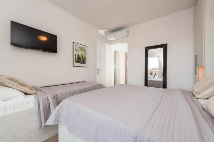 Dino 2 luxury apartment with pool