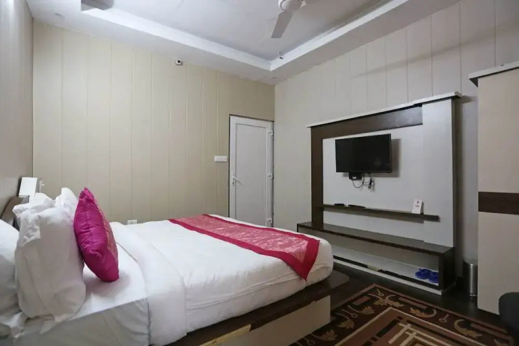 OYO 7024 Hotel Vakratunda