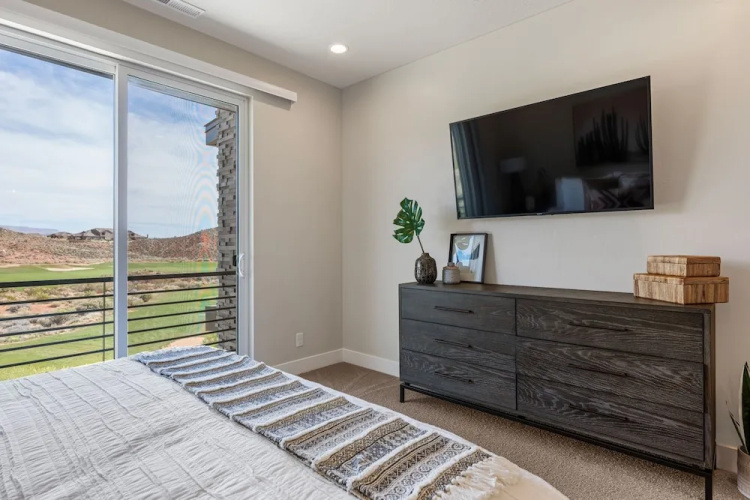 A Hole In One 15 Bedroom Home