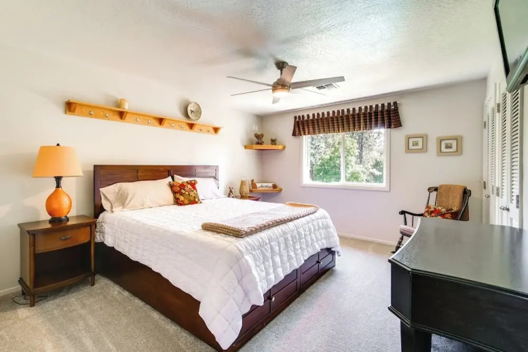 Lovely Riverfront Grants Pass Home: Pool & Hot Tub