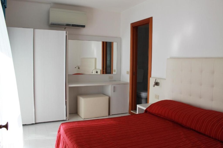 Deluxe Double room with balcony and with partial sea view