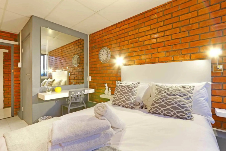 Happy Rhino Hotel