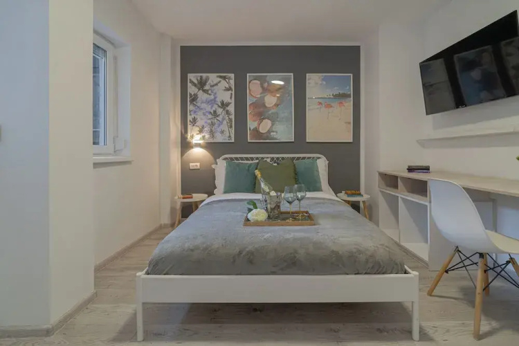 Central 4BR Flat - 2 Units Combined with Balconies, Near Cismigiu, 2 Kitchens & 2 Baths