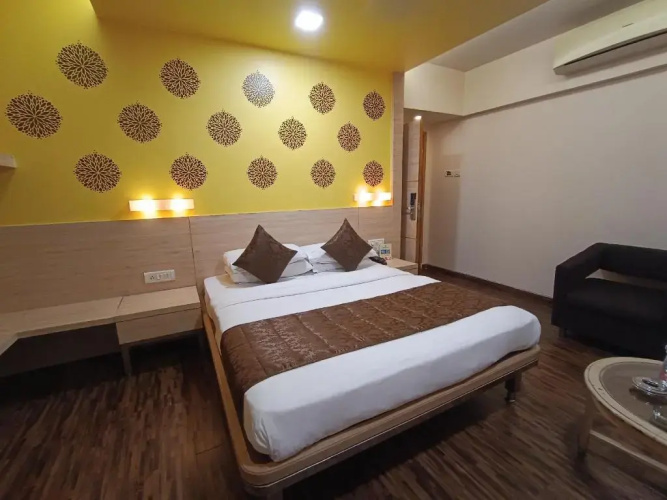 Rajhans Hotel