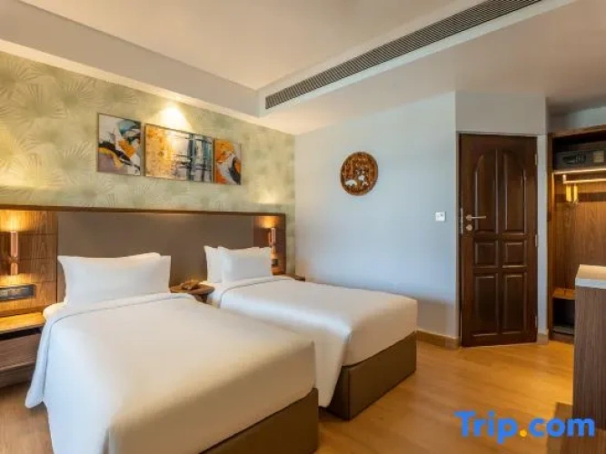 Deluxe room with pool view