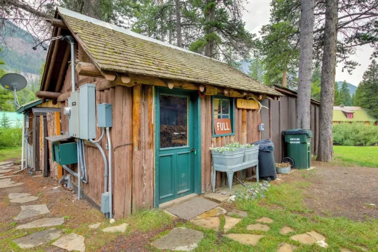 Creekside Silver Gate Getaway w/ Fireplace!