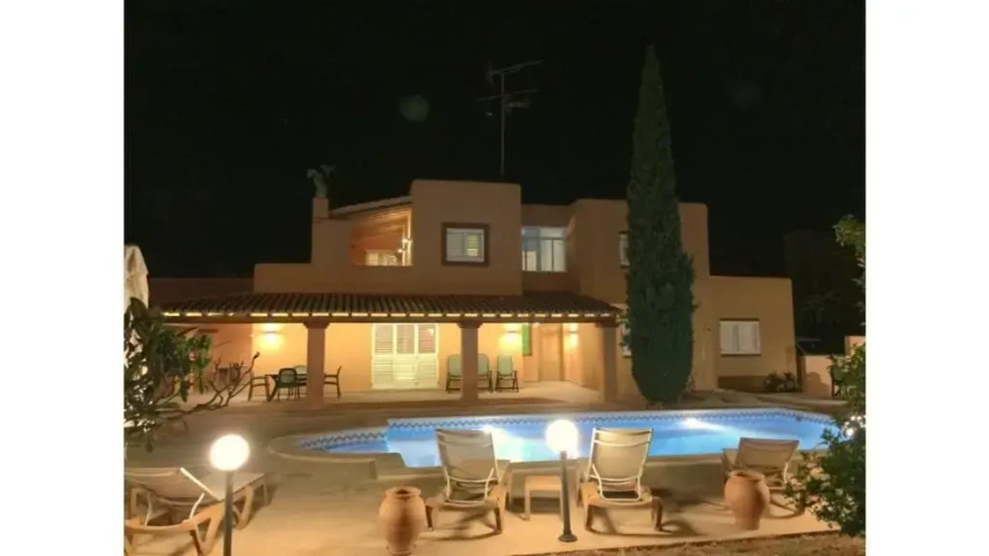 5 Bedrooms Villa