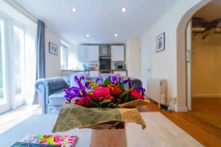 Modern Bright Garden Flat With Patio