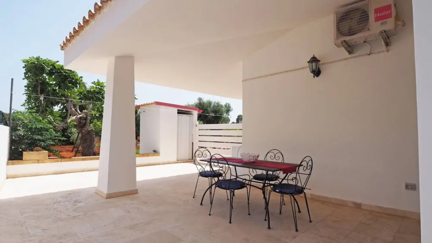 Villetta Nonno Seba Sleeps 4 Just a few Metres From the sea