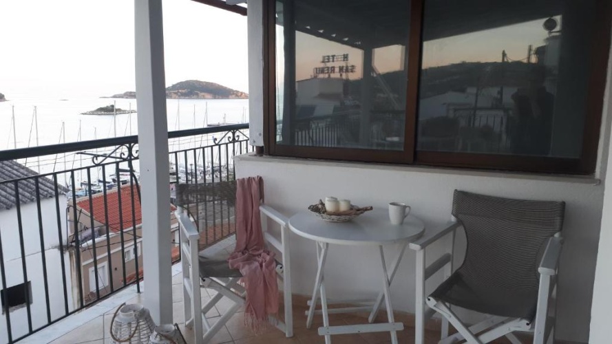 Standard Triple room with sea view