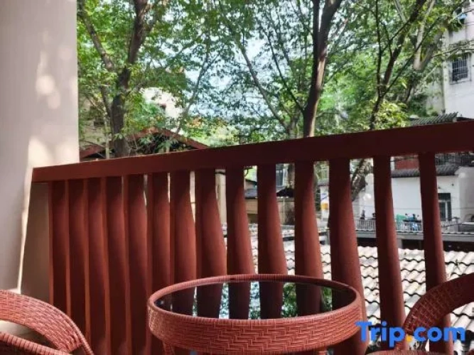 4 Bedrooms Quadruple Suite with balcony and with courtyard view
