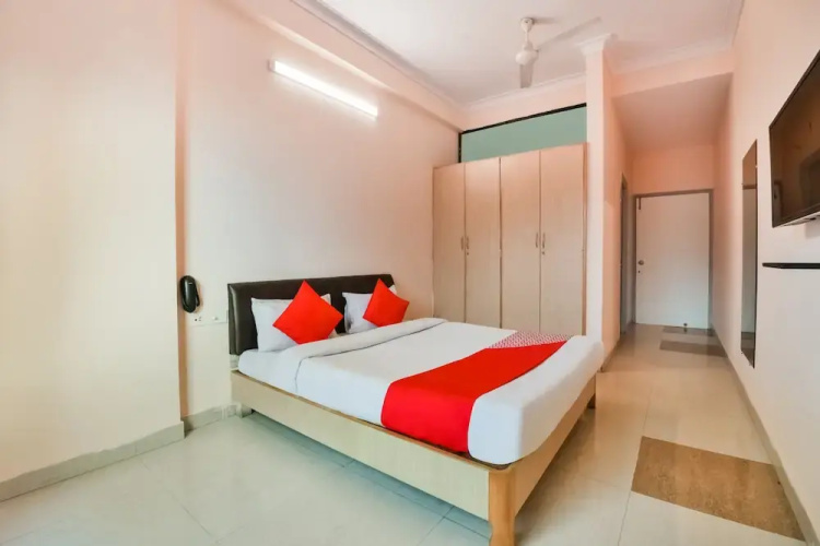 Oyo 37212 Hotel Soft Petals By Arn Group