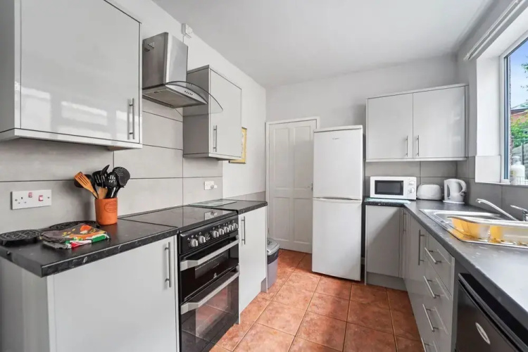 4 Bed Homely Retreat - Wolverhampton