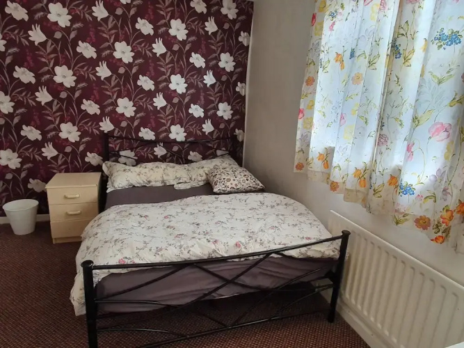 17 Spring Close Service Apartment