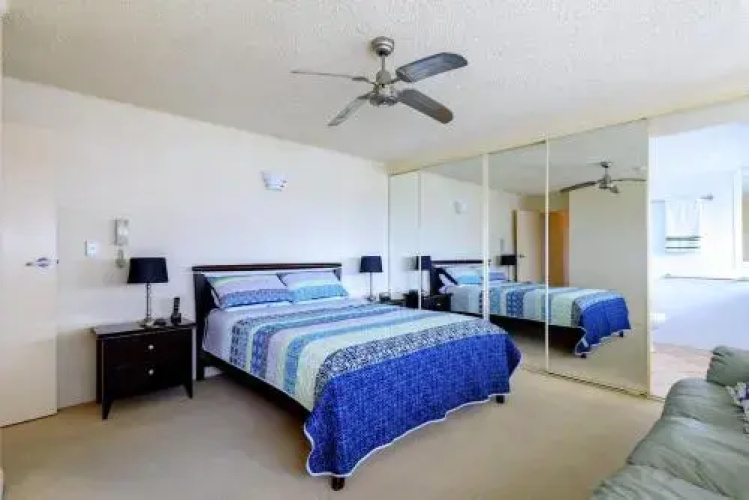 Main Beach Waterfront Apartment