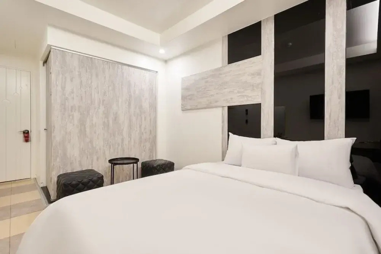 Show Hotel